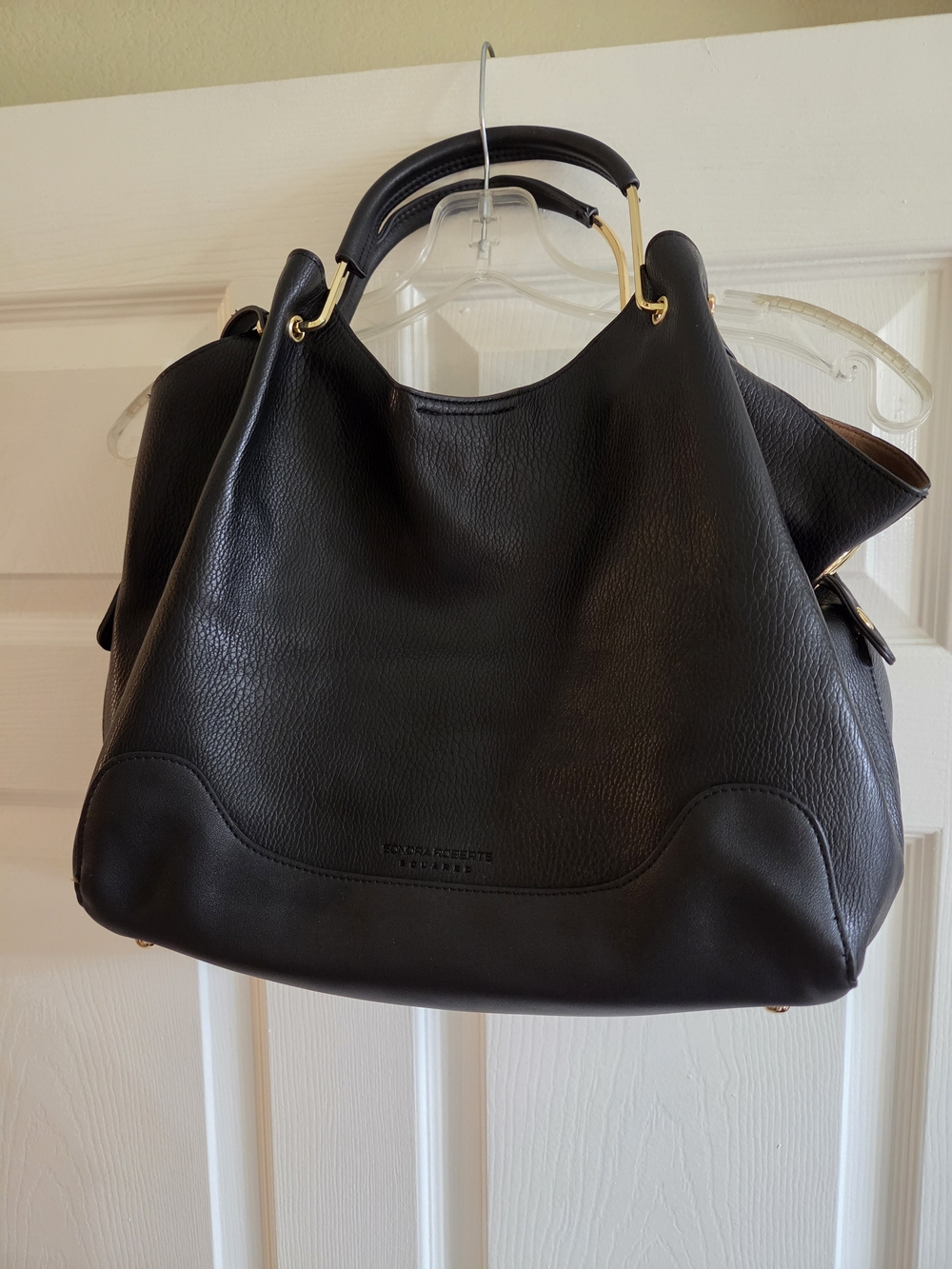 Sondra Roberts squared
Black leather purse Gold Hardware